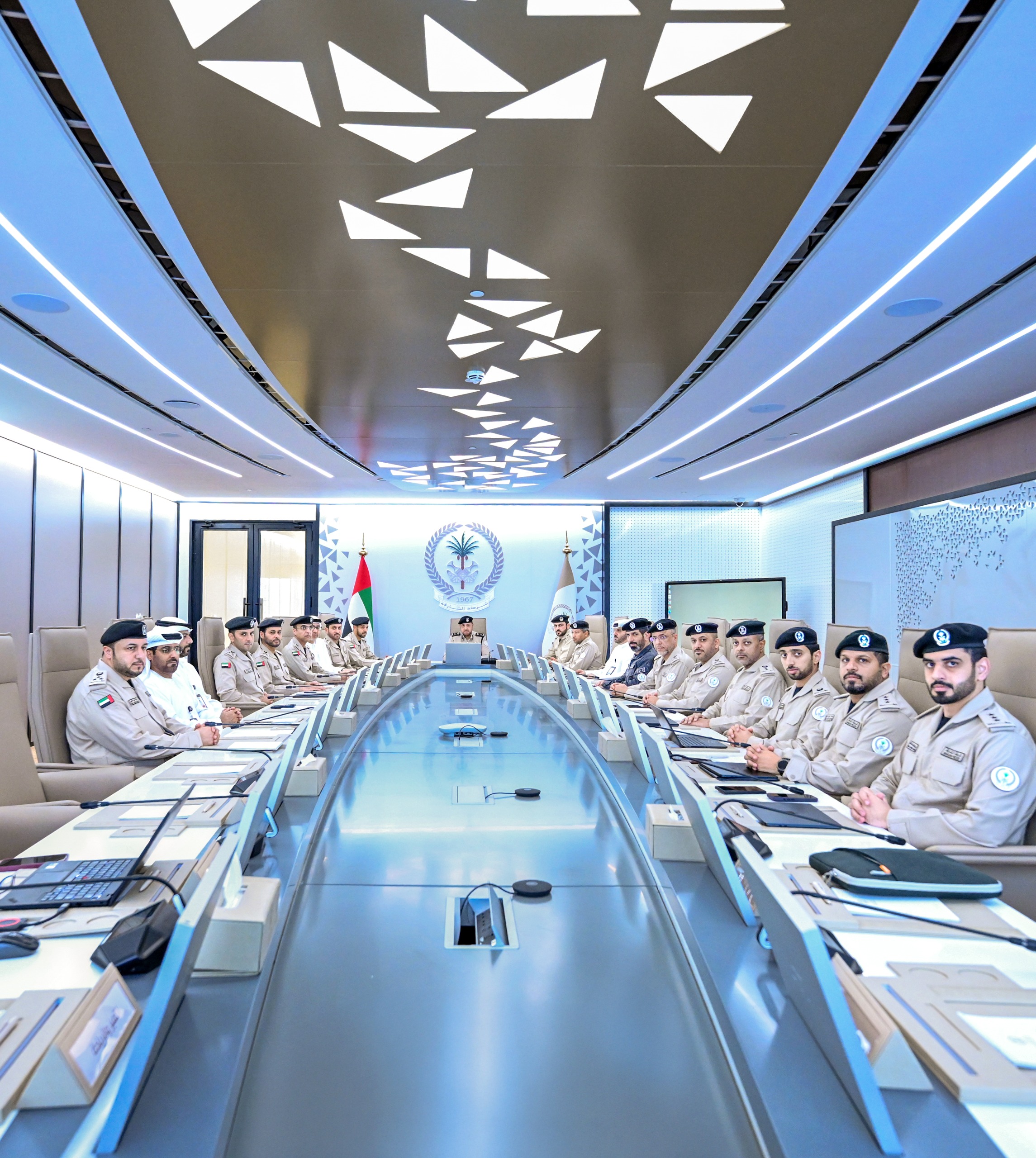 ترأس سعادة اللواء عبد الله مبارك بن عامر -القائد العام لشرطة الشارقة- الاجتماع الثالث لمجلس القيادة العليا بالقيادة العامة لشرطة الشارقة للعام 2026، بحضور أعضاء المجلس، ومديري ...